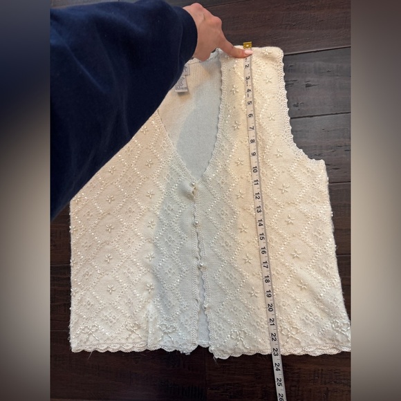 Vintage white beaded soft sweater vest with pearl buttons grannycore cottagecore - Picture 3 of 5